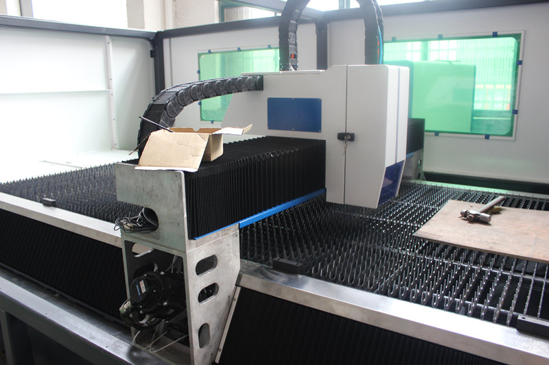 500w Laser Cutting Machine dengan 1500x3000mm Stainless Steel